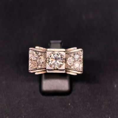gros plan d'une bague en diamant sur une surface noire