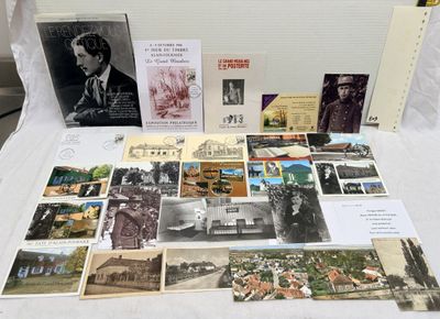 une table sur laquelle sont posées plusieurs vieilles cartes postales