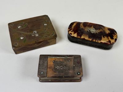 Ensemble de trois boites en corne et métal doré comprenant :… - Photo 1