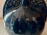 un vase bleu posé sur une table
