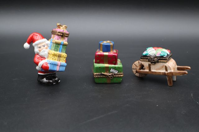 Trois boîtes en porcelaine : père noël, brouette, cadeaux