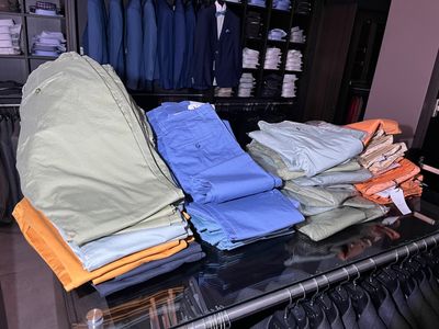 Stock de chinos (toutes tailles) de marque GRESLEY dont :