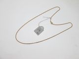 un collier en argent avec une breloque sur laquelle est inscrit « love »