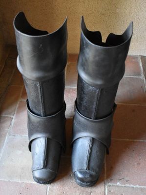 une paire de bottes noires sur un sol carrelé