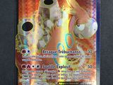 gros plan d'une carte pokemon sur une table