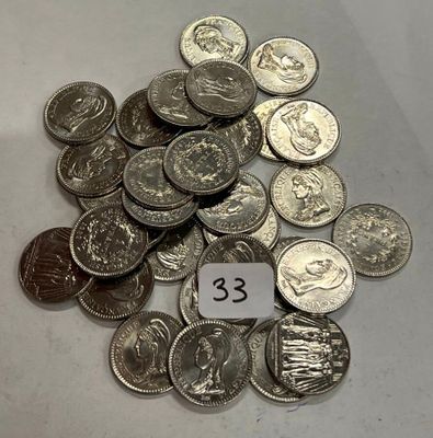 une pile de pièces sur laquelle figure un petit chiffre