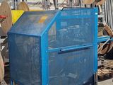 un chariot bleu qui se trouve au milieu d'un entrepôt
