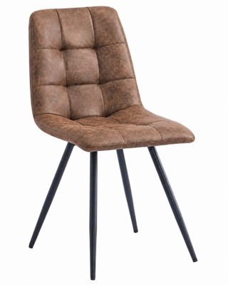 un gros plan d'une chaise marron aux pieds noirs sur fond blanc