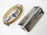 deux morceaux de verre posés sur une surface blanche