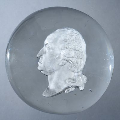 une boule de verre sur laquelle est représenté un homme