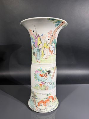 un vase sur lequel figure une photo de personnes