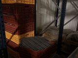 Les cartons sont empilés sur des palettes dans un entrepôt rempli de plastique