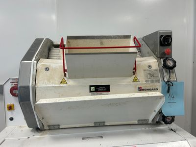 une machine posée sur une table