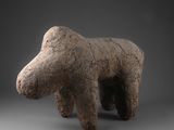 sculpture d'un ours en argile sur fond gris