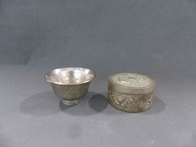 une paire de bols anciens en métal argenté et un bol en métal argenté