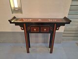 une petite table avec deux tiroirs dans une pièce