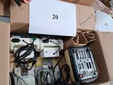 une boîte remplie de matériel électronique posée sur le sol