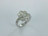 gros plan d'une bague en diamant sur une surface blanche
