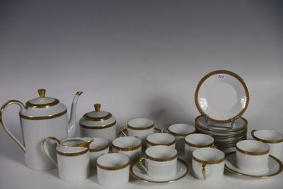 beaucoup de tasses à café et de soucoupes blanches et dorées