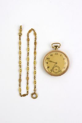 une image représentant une montre de poche en or avec sa chaîne, posée sur une surface blanche