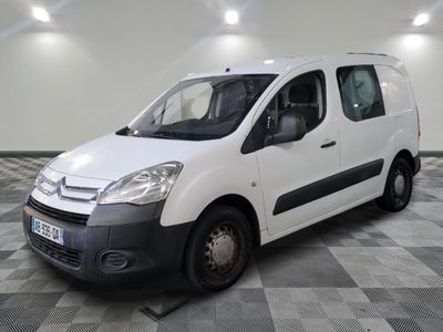 la petite camionnette blanche est garée sur un carrelage à carreaux