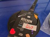 une casserole sur laquelle est collé un autocollant, posée sur une table