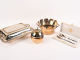 trois objets en argent, à savoir une pomme, un plateau en argent et une boîte en argent