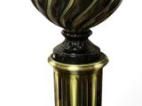 un vase posé sur un socle, sur une surface blanche