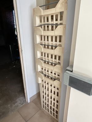 une pile de caisses posée par terre à côté d'une porte