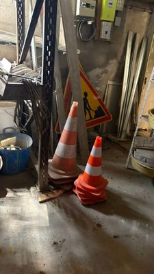un tas de matériel de chantier dans une pièce très encombrée