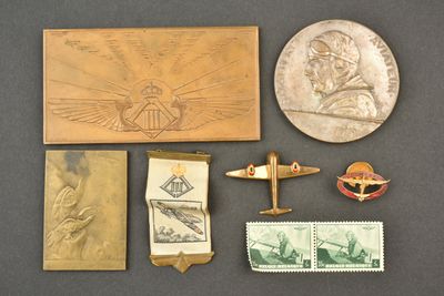 un grand nombre d'objets différents sur une table