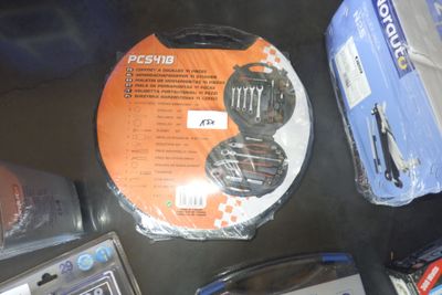 un grand nombre d'outils sur la table