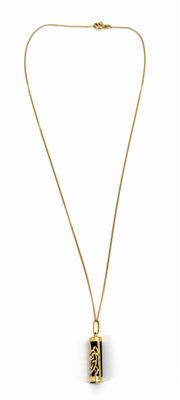 un collier en or orné d'un motif en noir et blanc