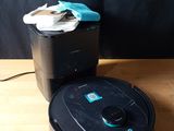 un robot posé sur une table à côté d'une tasse
