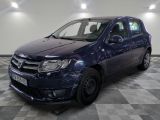 la photo d'une petite voiture bleue garée dans un garage