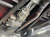 un gros plan sur le pot d'échappement d'une voiture et le pot d'échappement