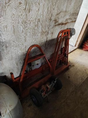 une grosse boule métallique posée à côté d'un gros objet métallique
