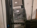 une échelle adossée au mur d'une pièce