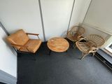deux chaises et une table dans le coin d'une pièce