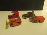 trois voitures jouets qui sont assises l'une à côté de l'autre