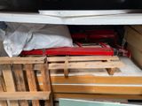 un tas de palettes en bois et de cartons à l'arrière d'un camion