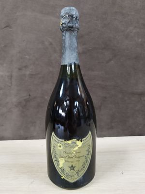 une bouteille de vin posée sur une table