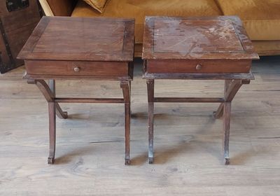 deux tables placées l'une à côté de l'autre sur le sol