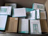une boîte en carton remplie de nombreux types de papiers différents