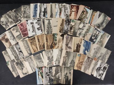beaucoup de vieilles cartes postales sur la table