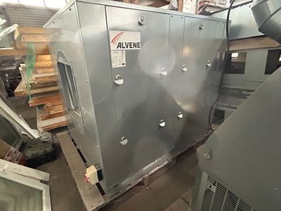 une machine qui se trouve à l'intérieur d'un bâtiment