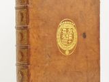 un vieux livre orné d'un sceau doré sur la couverture