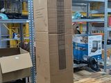 une boîte en carton posée sur une table en bois