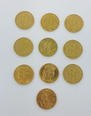 six types différents de pièces d'or sur une surface blanche