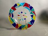 une plaque de verre ornée d'un motif multicolore